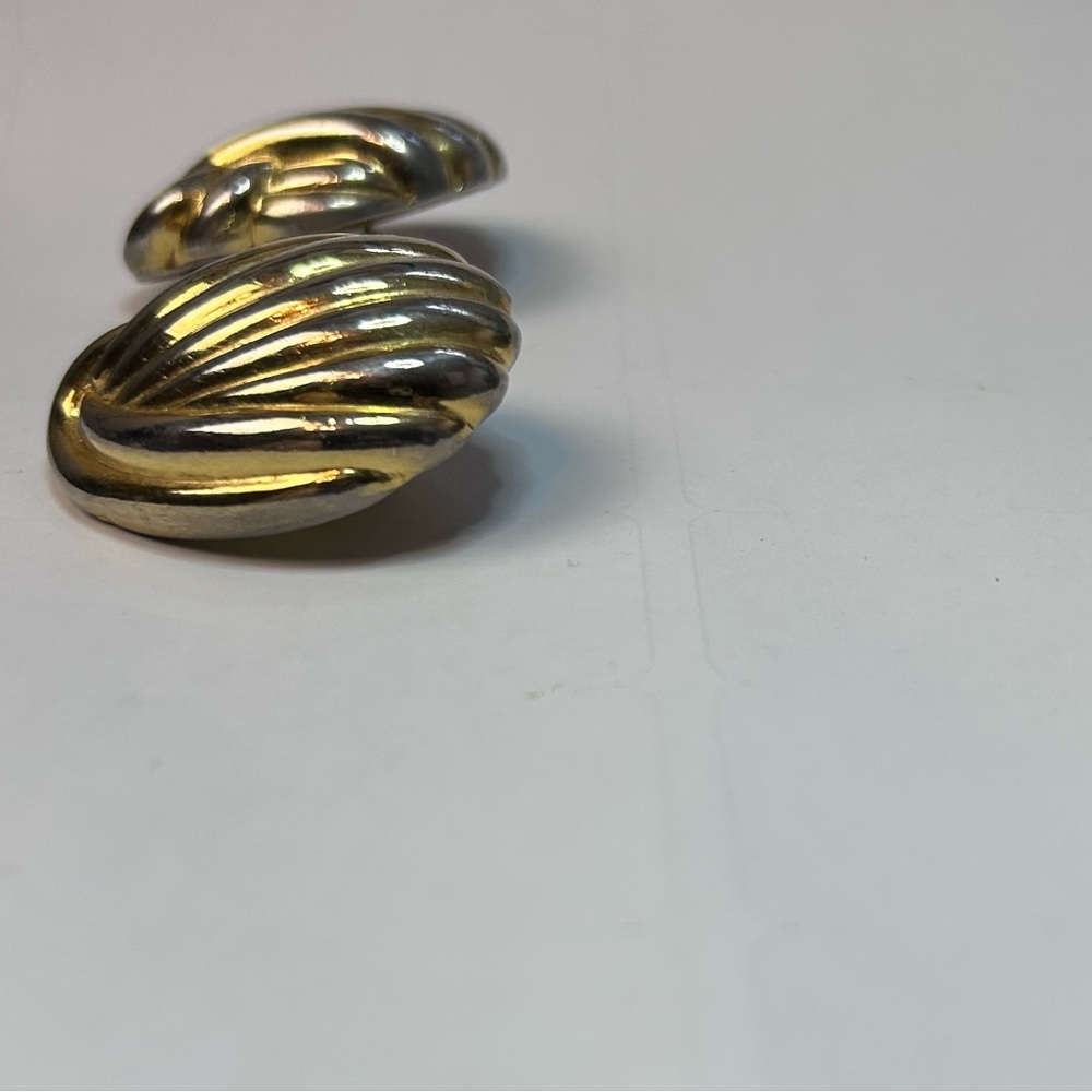 Vintage Gold-Tone Clip-On Earrings Ribbed Shell Design Costume Jewelry - Picture 4 of 6